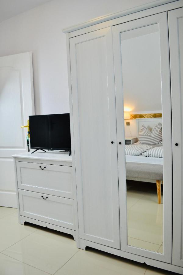 Iwona Pokoje Apartamenty คาร์เวีย ภายนอก รูปภาพ